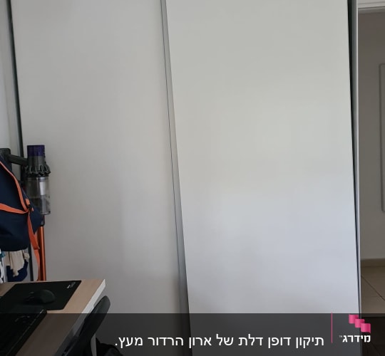 דלתות הזזה לבנות על רצפת עץ